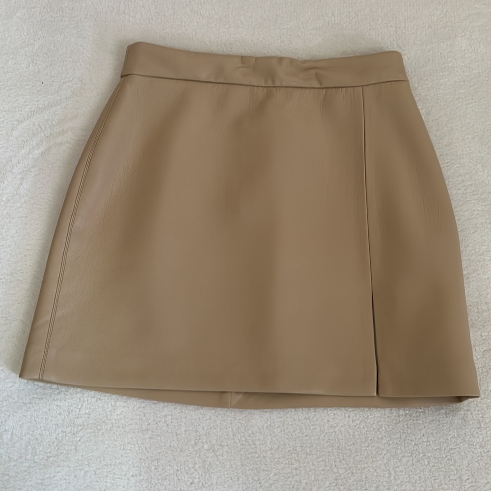Aritzia Patio skirt. Colour in “Flax Beige”. Size 0.